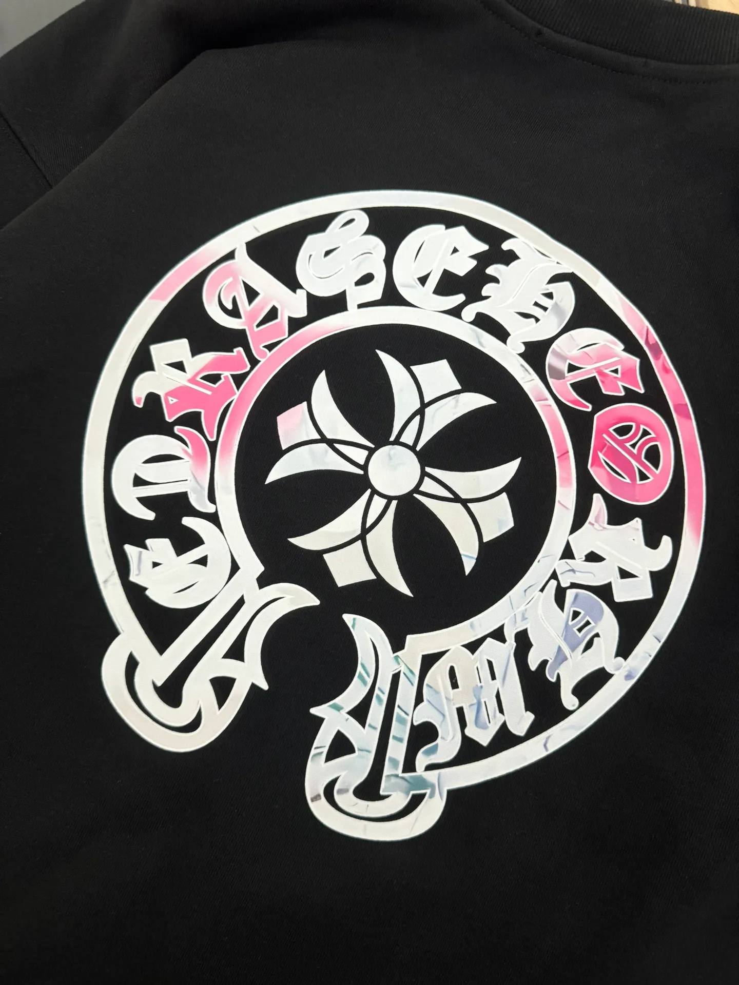 P240 Chrome Hearts*Chrome Hearts* The latest round-neck fashionable long-sleeved sweatshirt for autumn and winter, with printed logo design and 400 grams of pure cotton fabric! It is close to the skin and comfortable, durable and easy to wear. The original factory craftsmanship is meticulous. It is a must-have for casual wear. Size S M L XL XXL